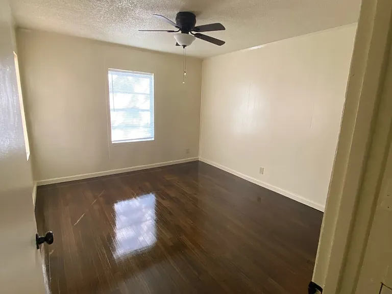 Admiral and Brittany Apartments — Photo 4
