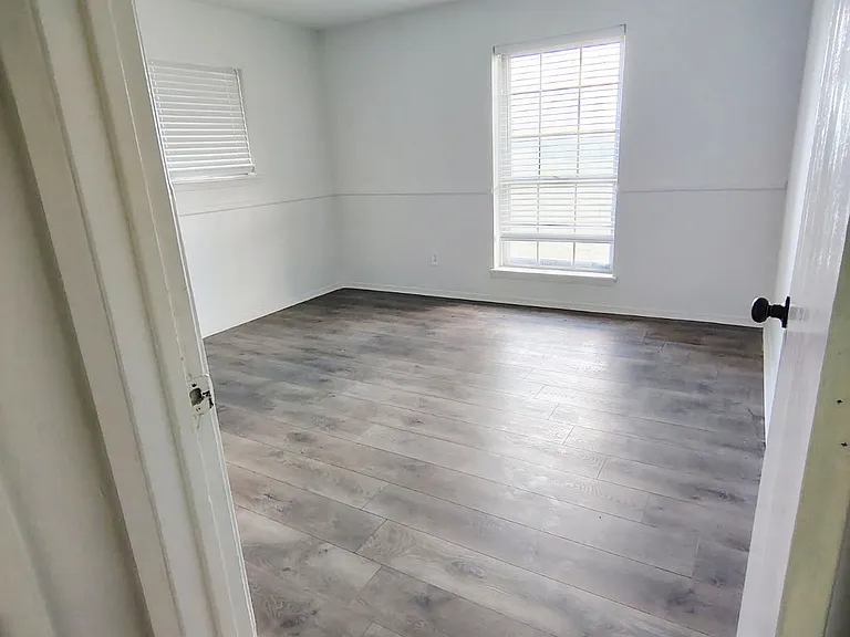 704 W End St — Photo 17
