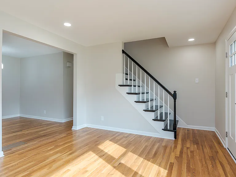 1022 Della Dr — Photo 7