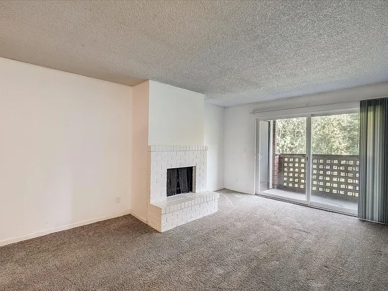 Spacious 1 Bedroom Apartment Homes — Photo 8