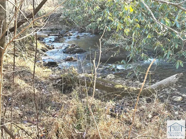 1094 Old School House Rd, Ararat, VA 24053