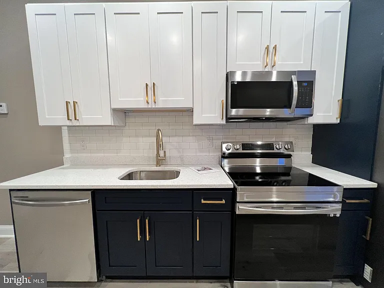1429 W Diamond St #1R — Photo 6