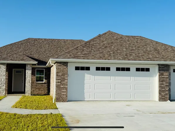 235 Rosewood Ct, Holts Summit, MO 65043