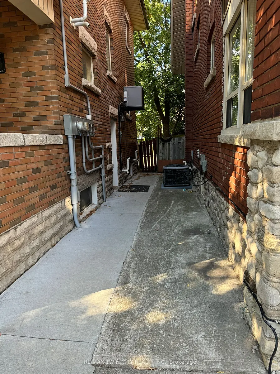 Building Photo - 266 Dalhousie St #LOWER