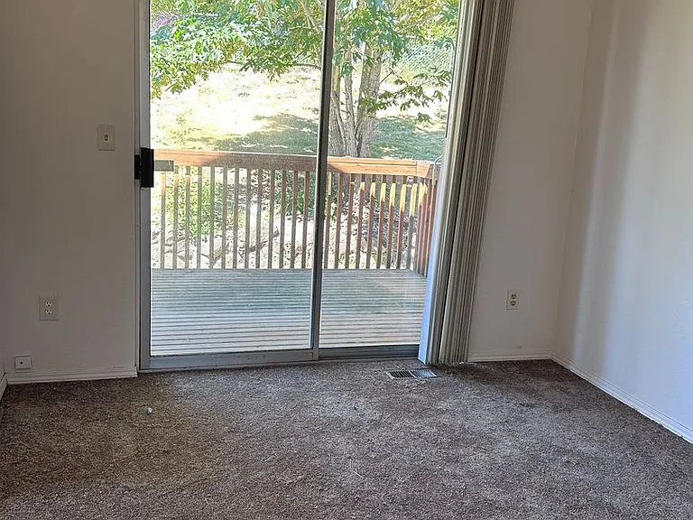 206 S 27th Pl — Photo 5