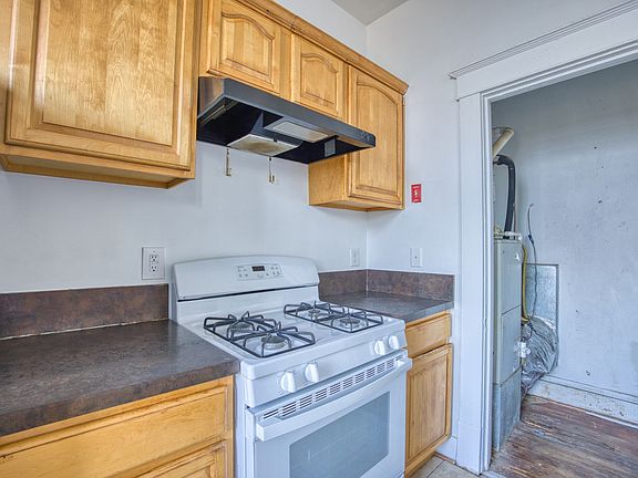 2nd image of 230 E 40th St #C3