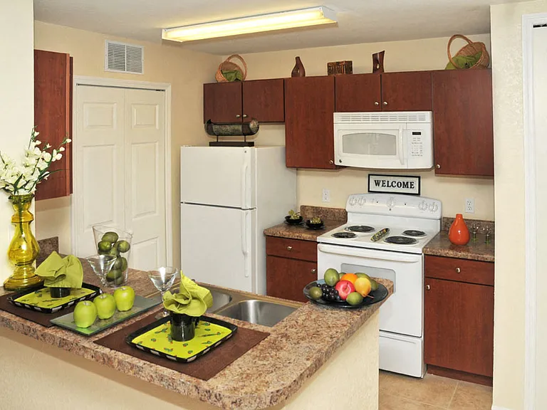 Hunt Club Apartments — Photo 10