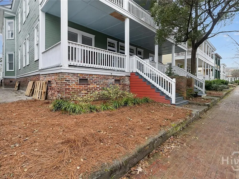 413 E Waldburg St #B — Photo 2