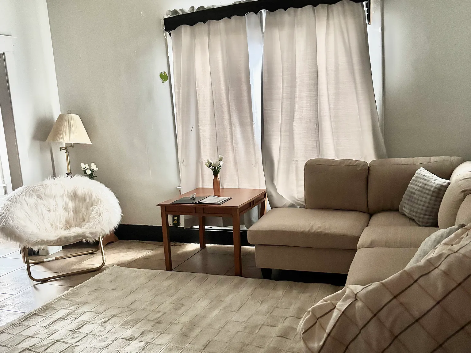 4 bed, 1872 sqft, $2,200 — Photo 2