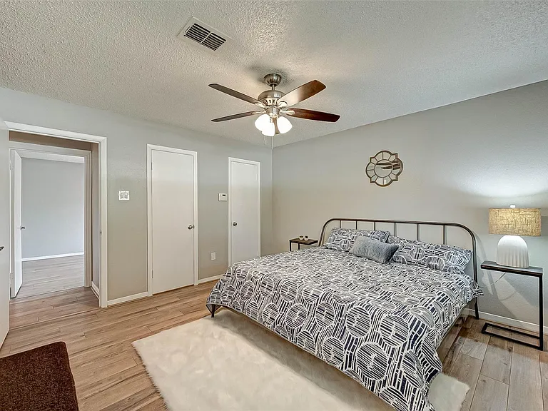5806 Chrystell Ln — Photo 12