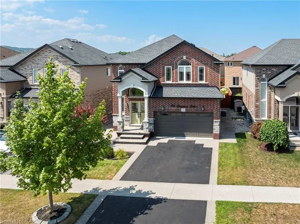 114 Lampman Dr, Grimsby, ON L3M 0E7