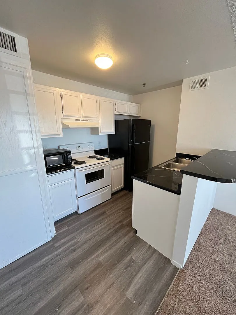 1 Bedroom 1 Bathroom Condo unit Near Las Vegas Strip! — Photo 1