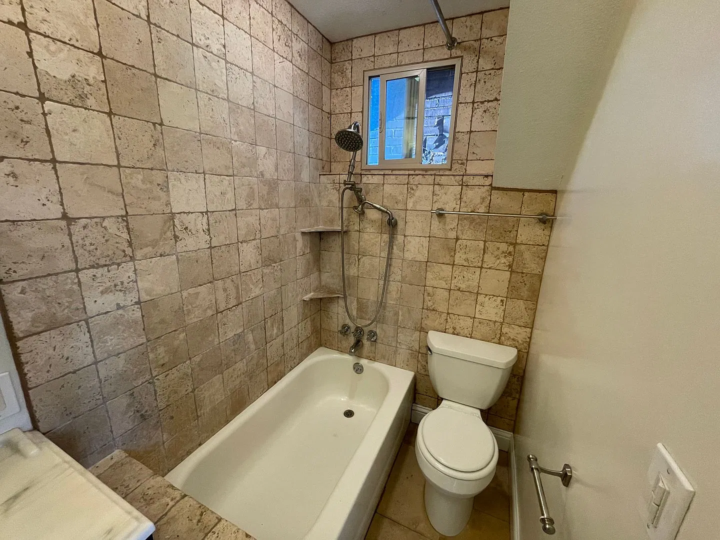 Evans Manor — Photo 2