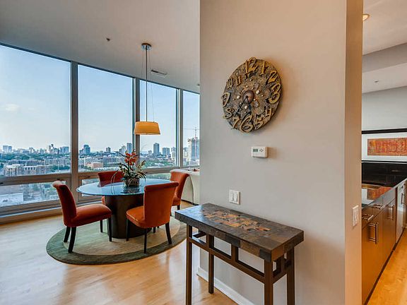5th image of 500 W Superior St Unit 1402