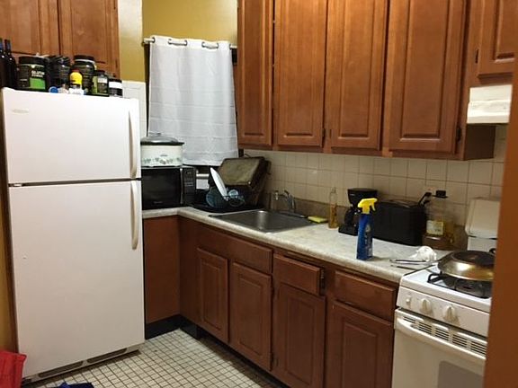 4th image of 248 E 3rd St APT 1C