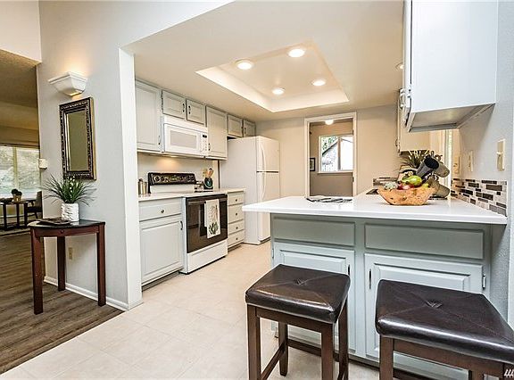 5th image of 825 Hillandale Dr E