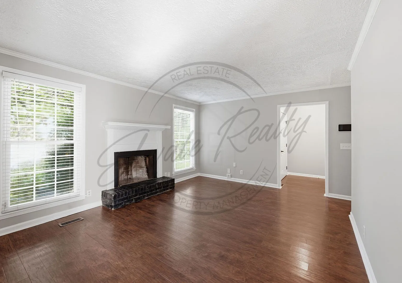 Beautiful Single-Level Home in Heritage Square Fenced Backyard & Prime Madison Location! — Photo 4