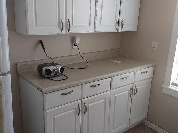 2nd image of 609 Lakehurst St