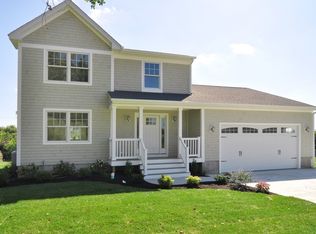 30 Wolcott Ave, Middletown, RI 02842