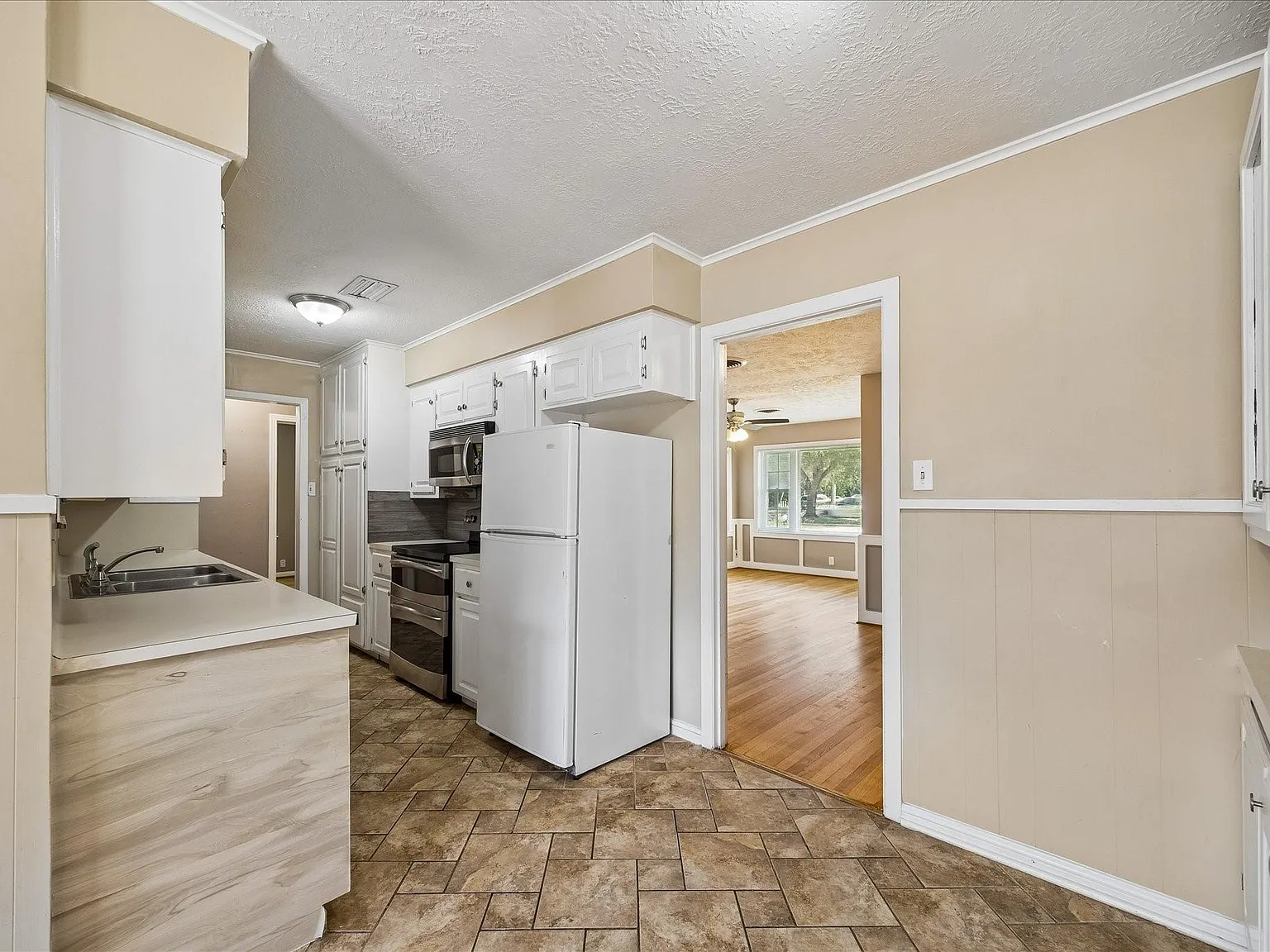 3 bed, 2.0 bath, 1896 sqft, $1,995 — Photo 4