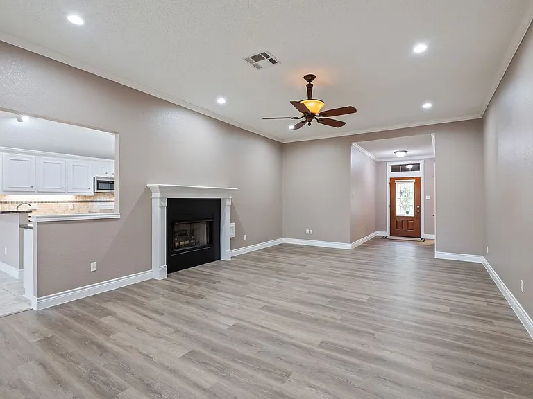 410 Live Oak Ln — Photo 3
