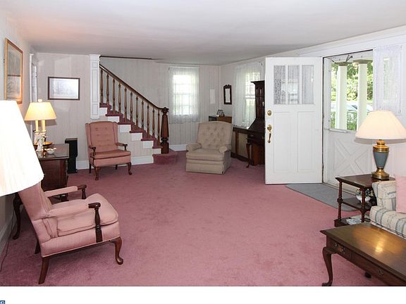 3rd image of 307 W Pennsylvania Ave