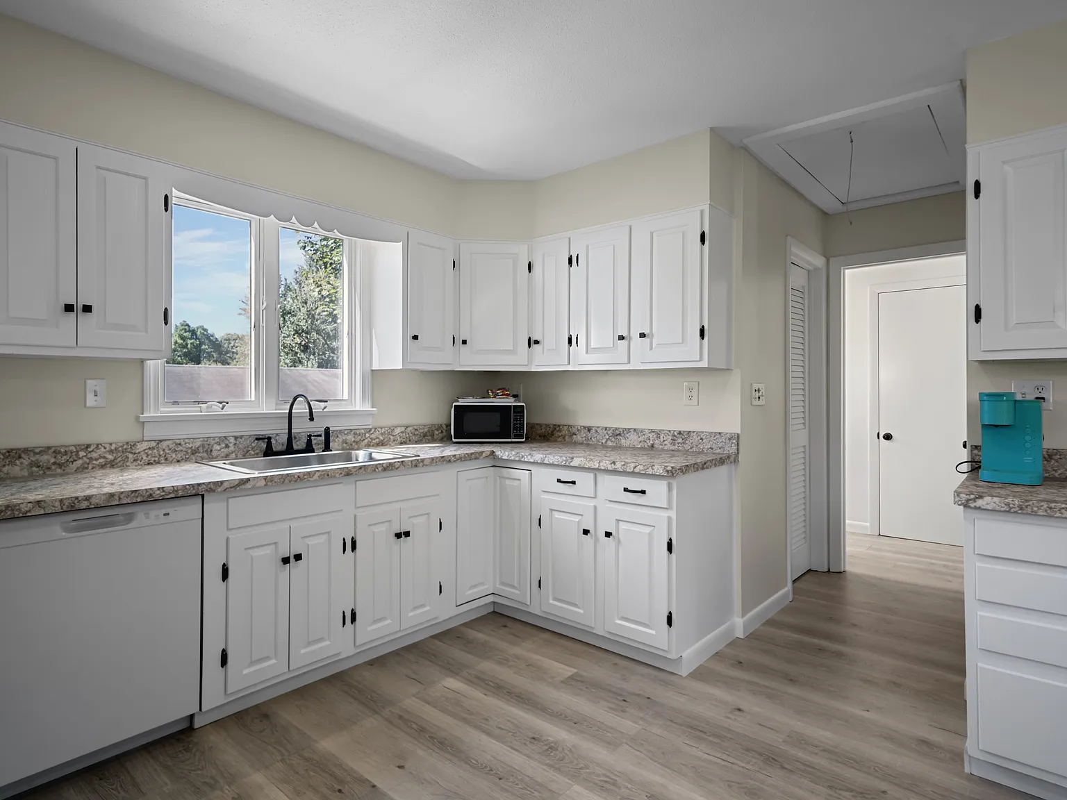 2 bed, 759 sqft, $2,400 — Photo 3