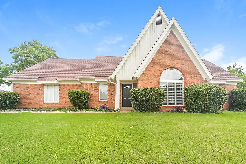 4 bed, 2.5 bath, 2474 sqft, $2,310 — Photo 1