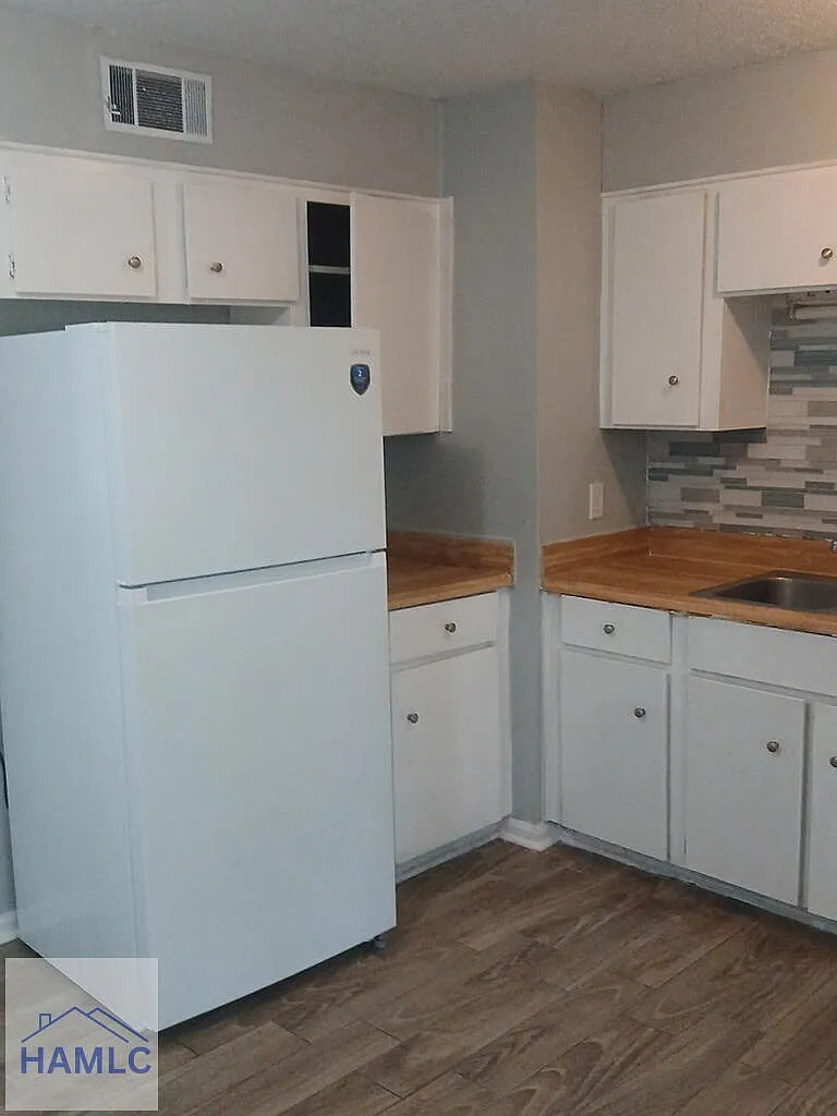 2 bed, 1.0 bath, 828 sqft, $1,095 — Photo 3