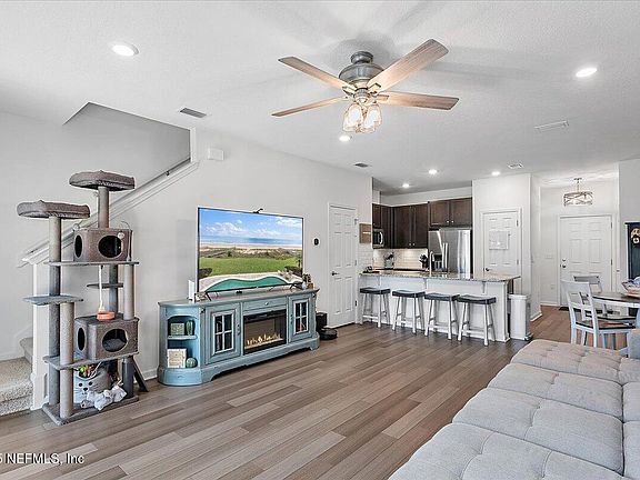 4th image of 92 SILVER FERN Drive