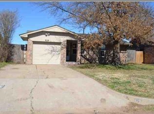 629 SW 10th St, Moore, OK 73160