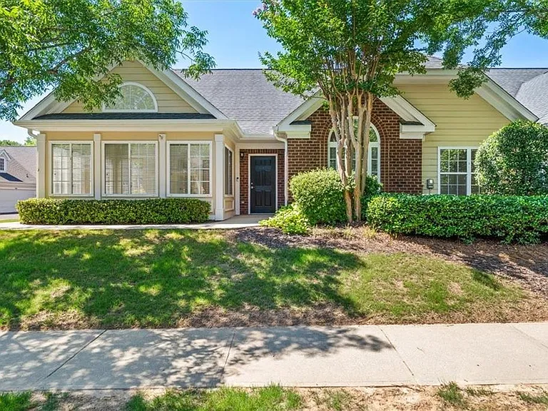 1305 Village Ln — Photo 1