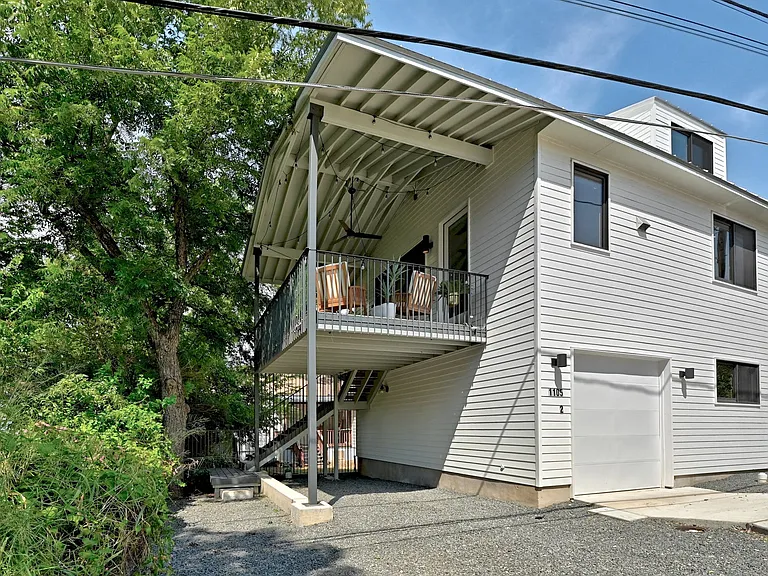 1105 E 9th St #2 — Photo 31
