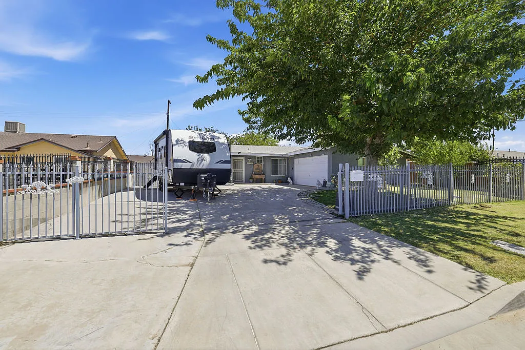 3 bed, 1204 sqft, $2,400 — Photo 1