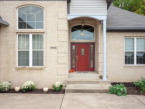 3rd image of 9928 Fountain Cove Dr
