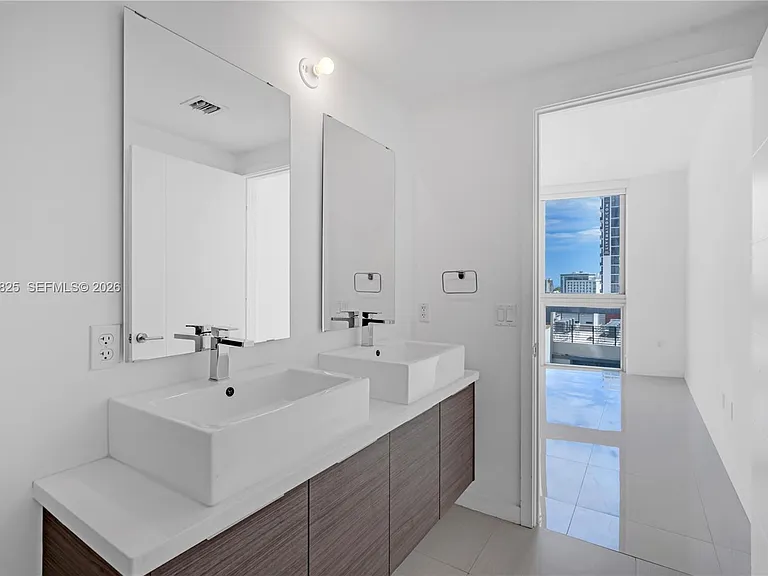 1010 SW 2nd Ave #1003 — Photo 12