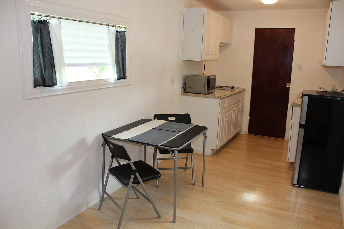 Building Photo - 3425 Southwestern Rd #3