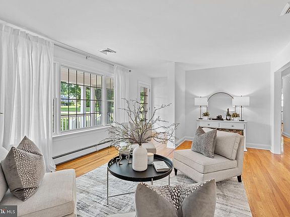 4th image of 101 Corrine Dr