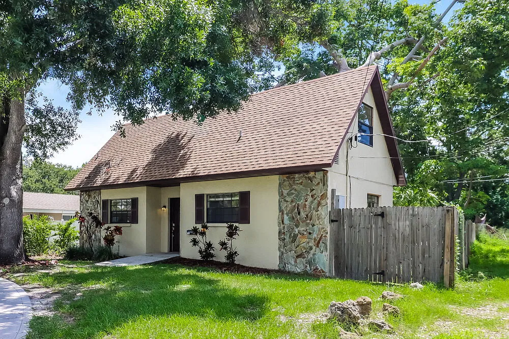 3 bed, 2.0 bath, 1353 sqft, $3,920 — Photo 4