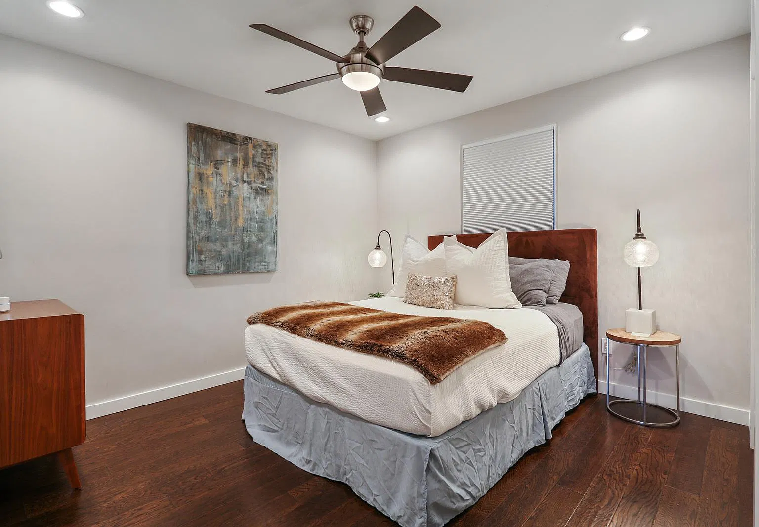 2 bed, 2.5 bath, 1300 sqft, $2,500 — Photo 3
