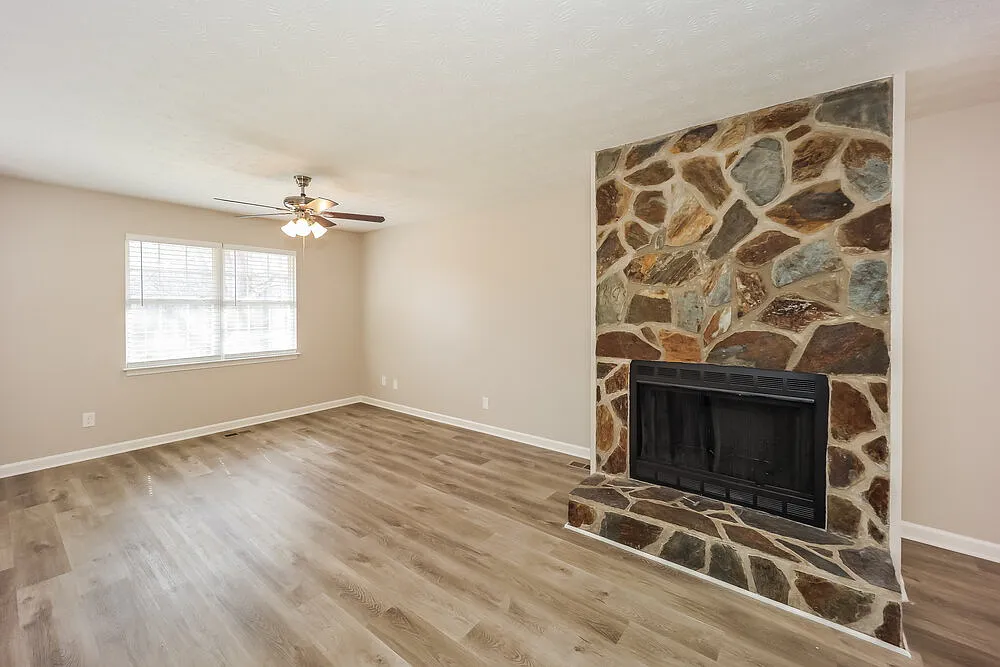 3 bed, 2.0 bath, 1368 sqft, $2,660 — Photo 4