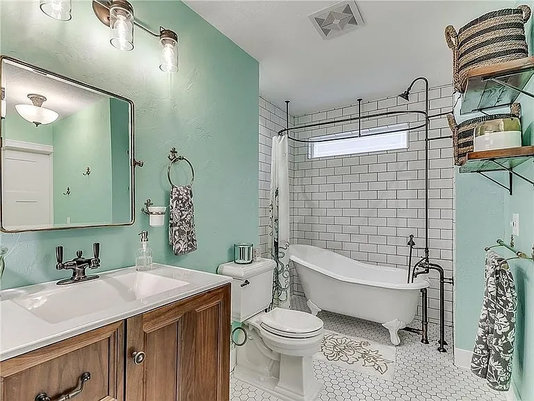 2104 Whiteoak Cir — Photo 29