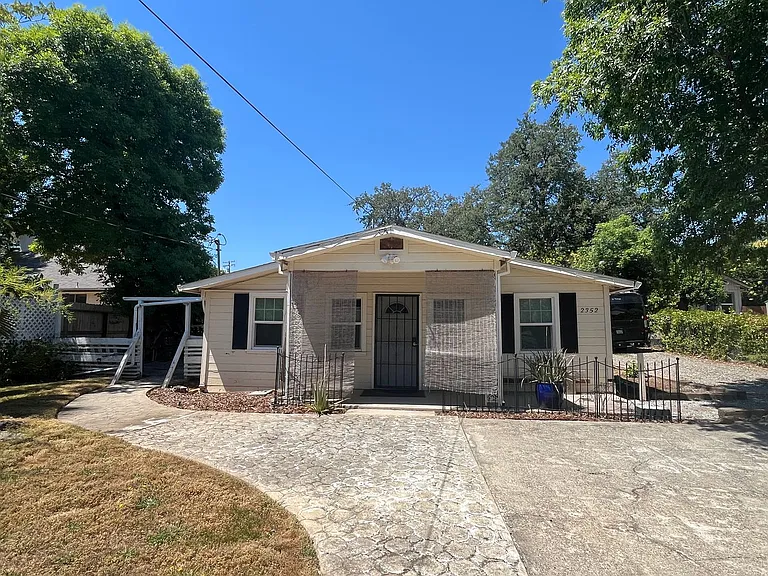 2352 Shasta St — Photo 2