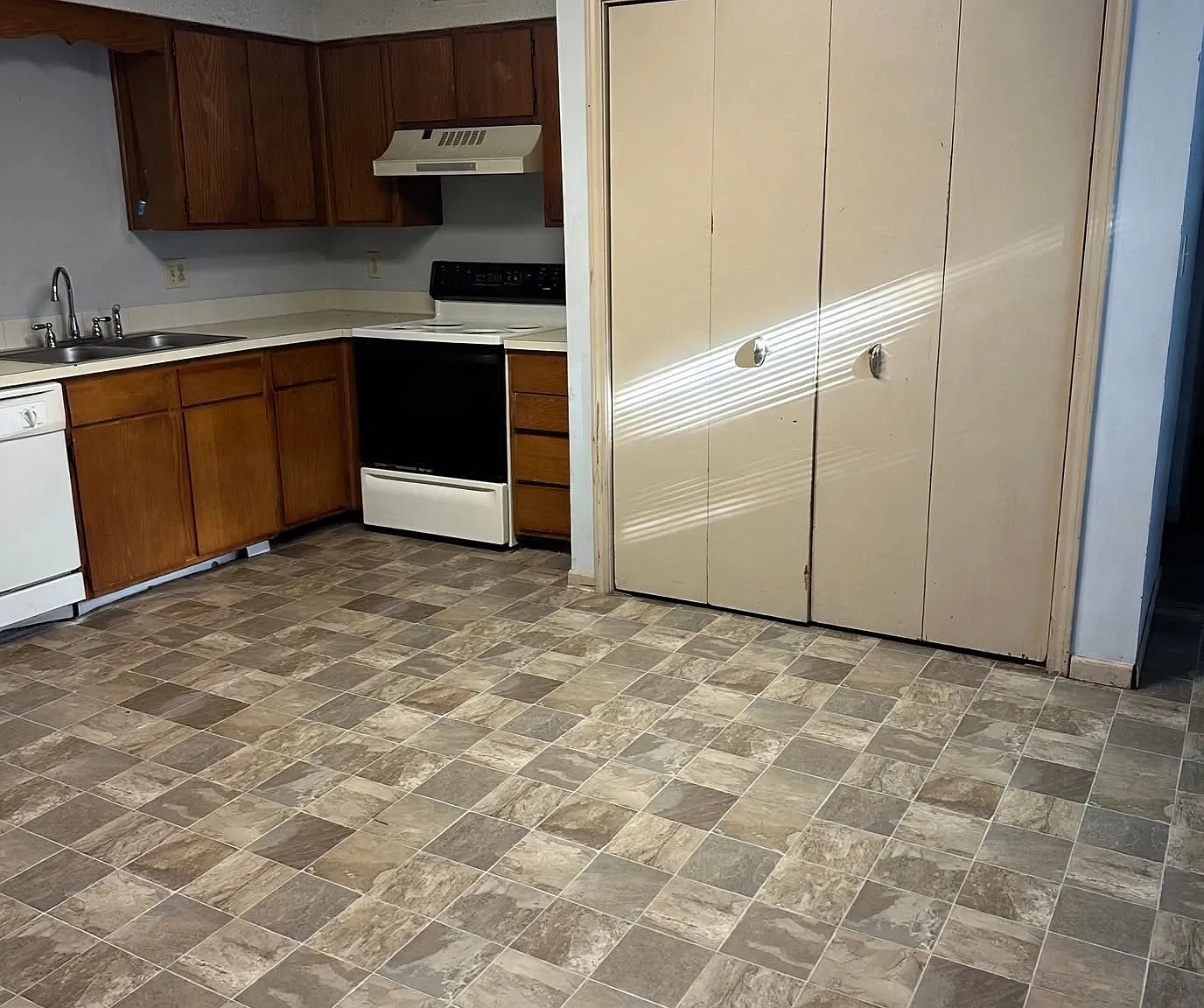 2 bed, 1.5 bath, 1150 sqft, $1,260 — Photo 2