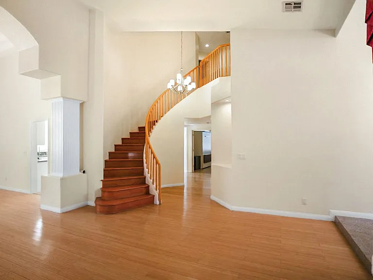 2120 Waterbury Ln — Photo 2