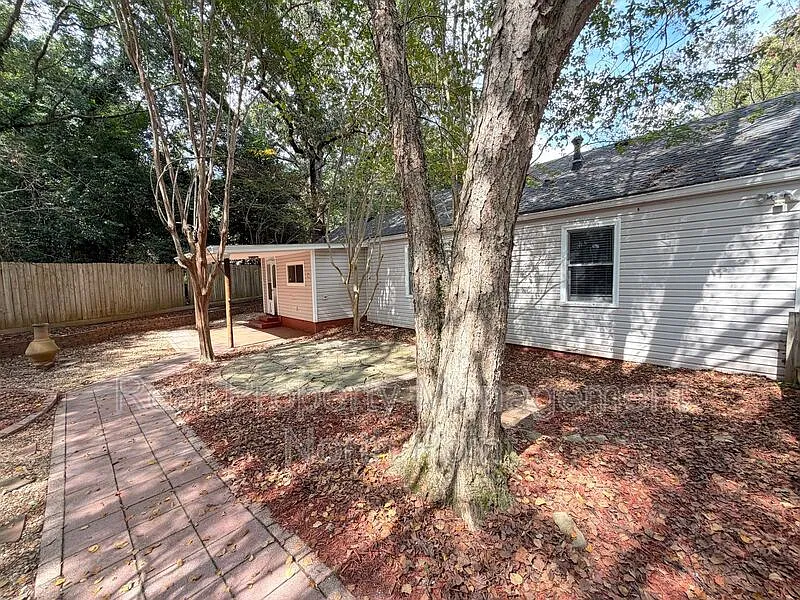 3 bed, 1.0 bath, 1194 sqft, $2,095 — Photo 3