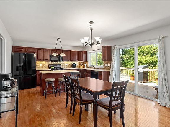 3rd image of 1409 Noyack Dr