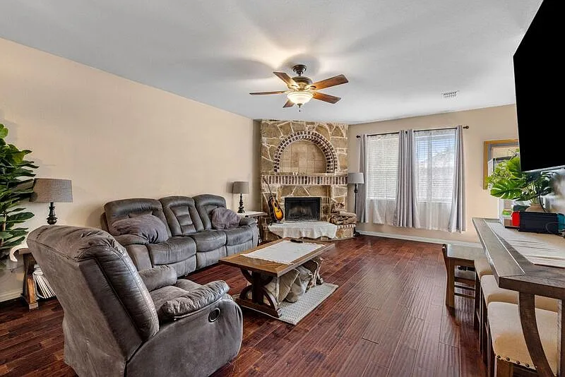 3 bed, 2.0 bath, 1565 sqft, $2,300 — Photo 2