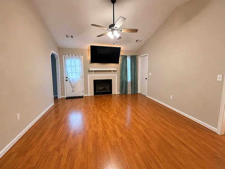 2915 Eagle Pointe Dr — Photo 2