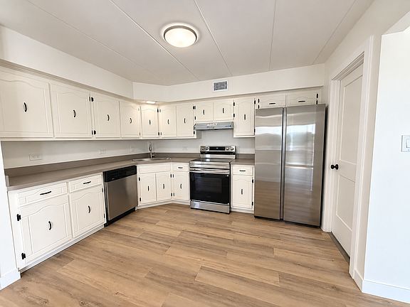 4th image of 9051 S Roberts Rd APT 205